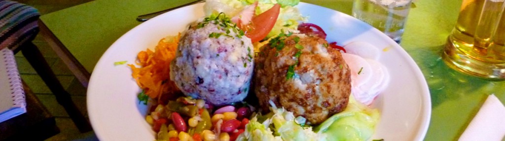 Knödel mit Salat/Kraut