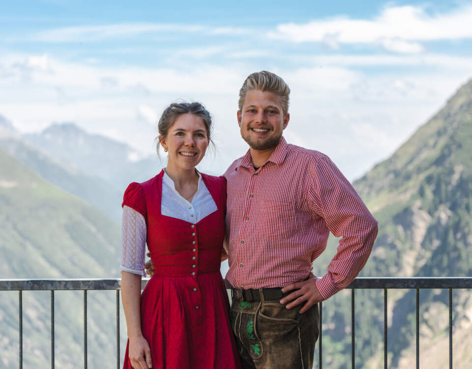 Die Hüttenwirte Tamara und Florian auf der Aussichtsterrasse