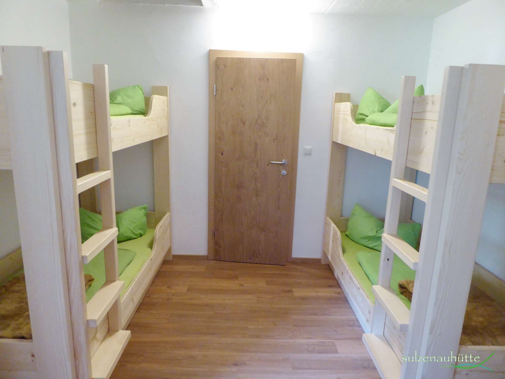 6 person room